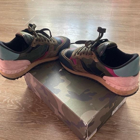 Valentino Garavani Sneakers - Picture 6 of 8